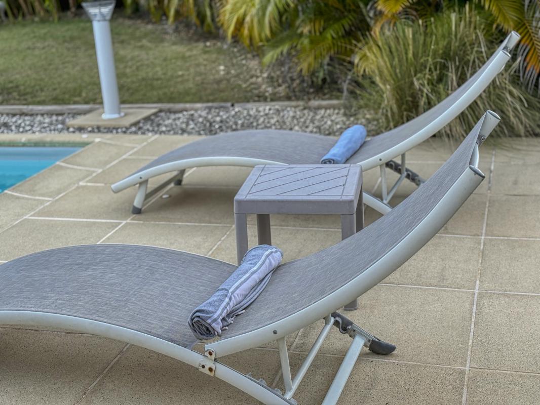 31.Location villa piscine Saint François Guadeloupe_Transats